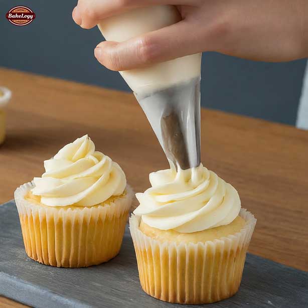 frosting vanilla cupcakes with simple cream frosting